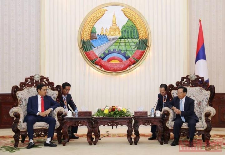 Le Premier ministre laotien, Phankham Viphavanh, reçoit le secrétaire adjoint du comité provincial du Parti et président du comité populaire provincial, Vo Trong Hai. Photo : NDEL.