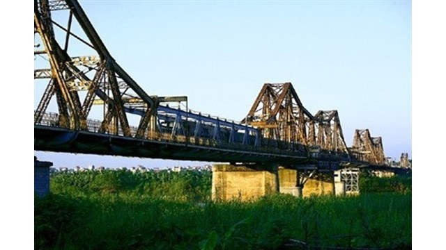  Le pont Long Biên relie les arrondissements de Hoàn Kiêm et de Long Biên de la capitale. Photo : VNA.