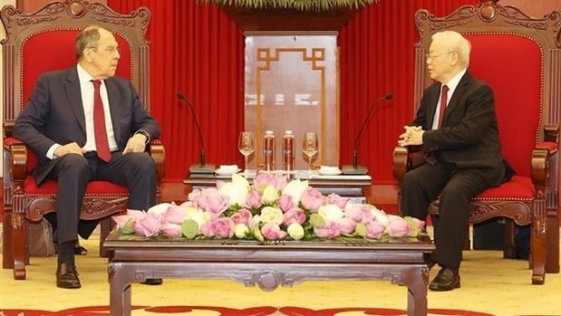 Le Secrétaire général du Parti communiste du Vietnam, Nguyên Phu Trong (à droite), et le ministre russe des Affaires étrangères, Sergueï Lavrov. Photo : VNA.