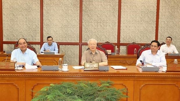 Le Secrétaire général du Parti, Nguyên Phu Trong (au centre), préside la réunion. Photo : VNA.