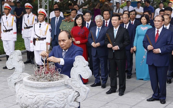 Le Président vietnamien, Nguyên Xuân Phuc, offre de l’encens à la mémoire du Secrétaire général Nguyên Van Cu. Photo : VNA.