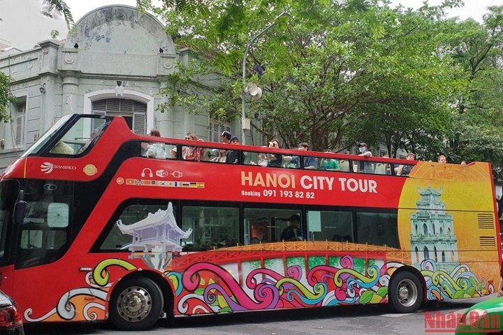 La visite de la capitale Hanoi à bord d'un bus à double étage. Photo : NDEL.