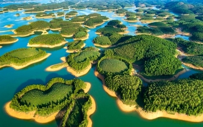 Le lac de Thac Bà, comporte des milliers de grandes et petites îles verdoyantes et pittoresques. 