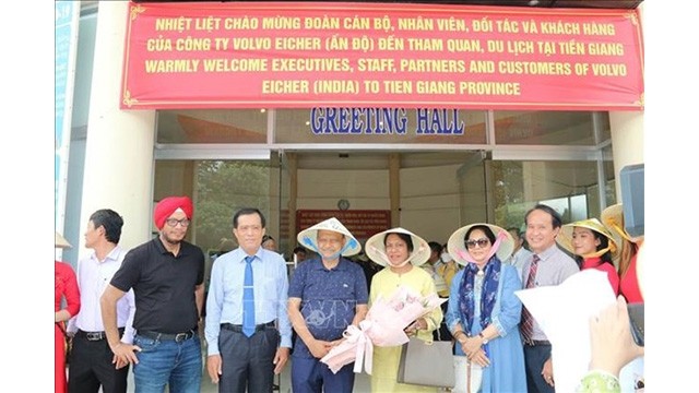 Accueil du groupe de touristes indiens à Tiên Giang. Photo : VNA.