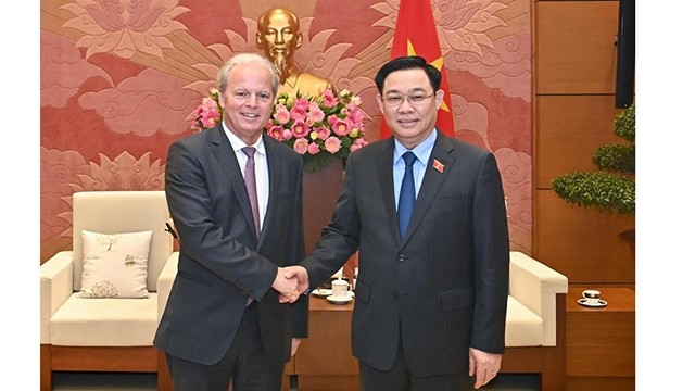 Le Président de l’Assemblée nationale, Vuong Dinh Huê (à droite), et le directeur général des opérations de la Banque mondiale, Axel van Trotsenburg. Photo: VNA