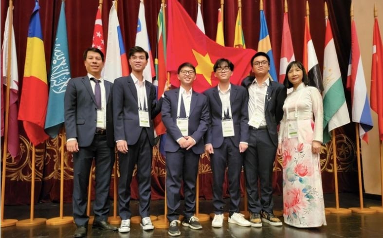 Les quatre élèves vietnamiens ont tous remporté des médailles lors des Olympiades internationales de Biologie 2022. Photo: NDEL.