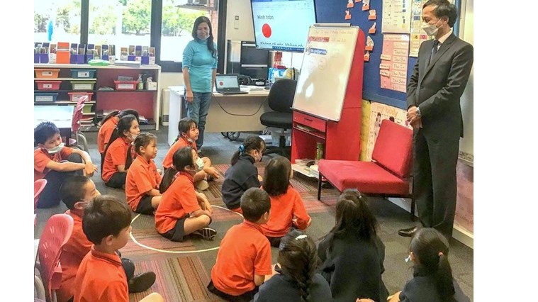 L'ambassadeur du Vietnam en Australie, Nguyên Tat Thành, rencontre des élèves dans une classe de langue vietnamienne. Photo : baoquocte.vn