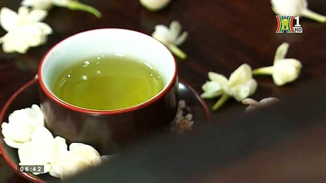 Boire du thé au jasmin, un plaisir élégant des Hanoïens