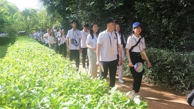Des jeunes Viêt kiêu visitent le natal du Président Hô Chi Minh. Photo : VNA.