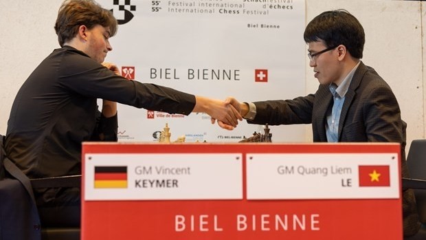 Lê Quang Liêm lors d'un match contre le joueur d'échecs allemand Vincent Keymer au Festival d’échecs de Bienne. Photo : thanhnien.vn