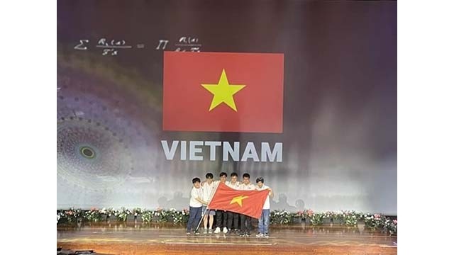 Les six candidats vietnamiens aux Olympiades internationales de Mathématiques (IMO) 2022. Photo : VNA.