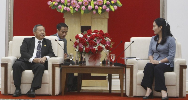 Le président de l’Association d’amitié Laos - Vietnam, Boviengkham Vongdara (à gauche) et la vice-présidente du Comité populaire provincial de Quang Ninh. Photo : thoidai.com.vn.