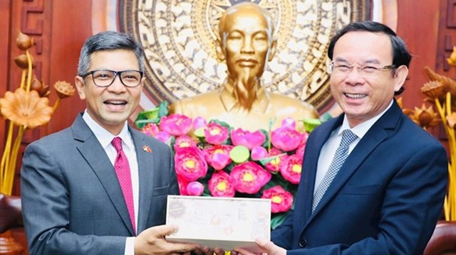 Le secrétaire du Comité du Parti de Hô Chi Minh-Ville, Nguyên Van Nên (droite), offre un cadeau à l'ambassadeur indonésien au Vietnam, Denny Abdi. Photo : tuoitre.vn
