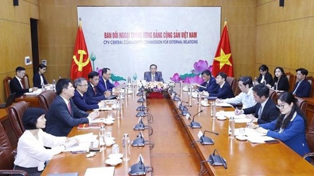 Le président de la Commission des relations extérieures du Comité central du PCV, Lê Hoài Trung (centre) au forum virtuel, le 28 juillet. Photo : VNA
