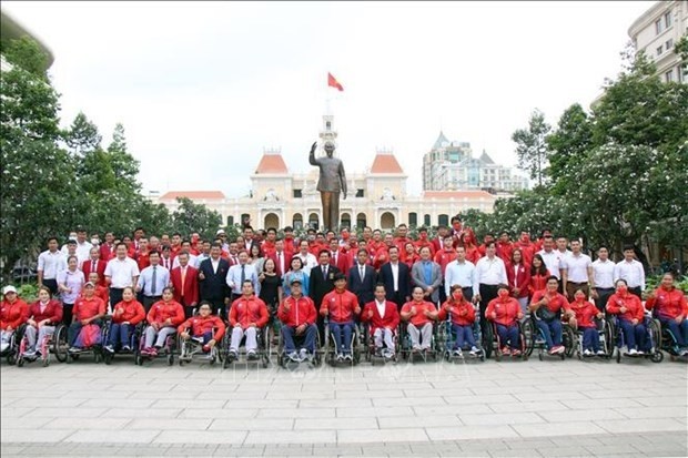 La délégation vietnamienne prend une pose au parc du monument du Président Hô Chi Minh lors de la cérémonie de départ le 20 juillet. Photo: VNA