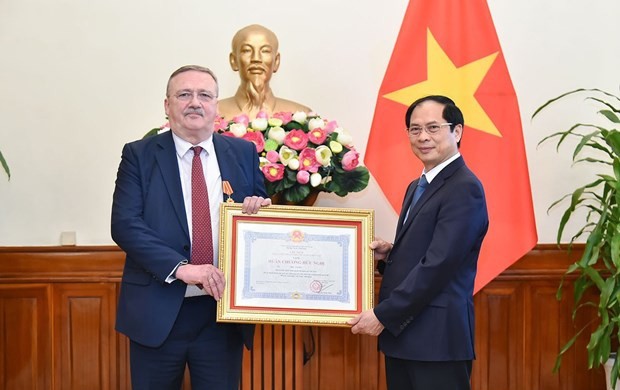 Le ministre vietnamien des Affaires étrangères, Bùi Thanh Son (à droite), remet l’Ordre de l’Amitié à l’ambassadeur de Hongrie au Vietnam Ory Csaba. Photo : VNA.