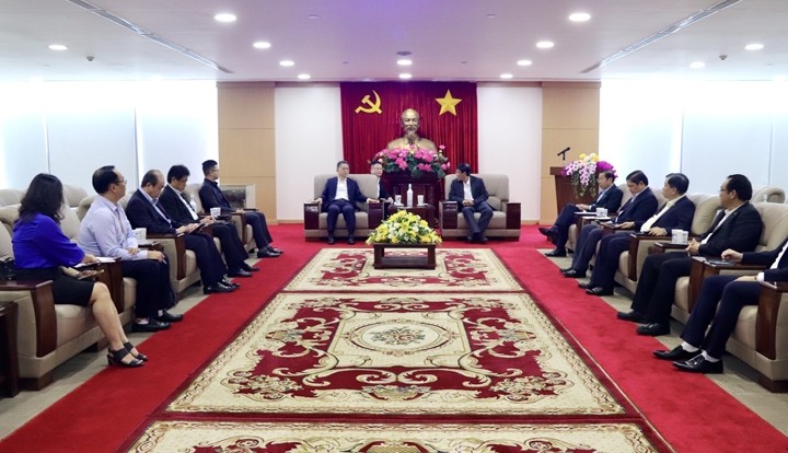 Rencontre entre le président de Sharp, Yoshihiro Hashimoto, et les autorités de la province de Binh Duong. Photo : binhduong.gov.vn