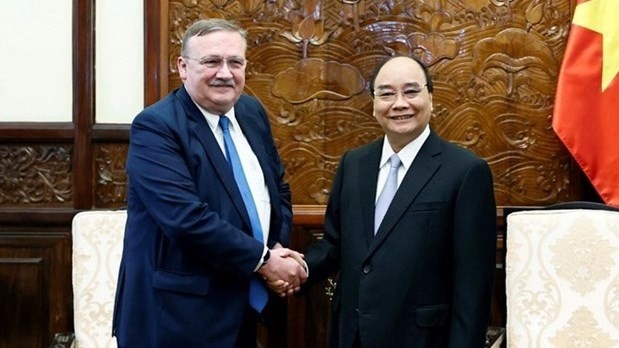 Le Président de la République, Nguyên Xuân Phuc, (à droite) et l'ambassadeur de Hongrie, Ory Csaba. Photo : VNA.