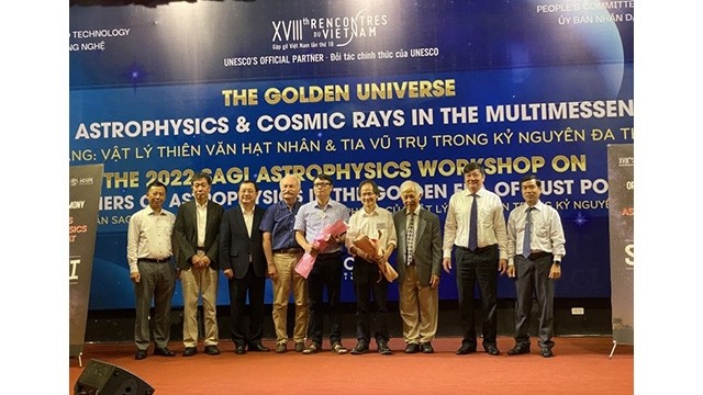 Huynh Thành Dat, le ministre des Sciences et de la Technologie (3e, gauche) et le docteur Nguyên Trong Hiên (4e, droite). Photo : VOV.