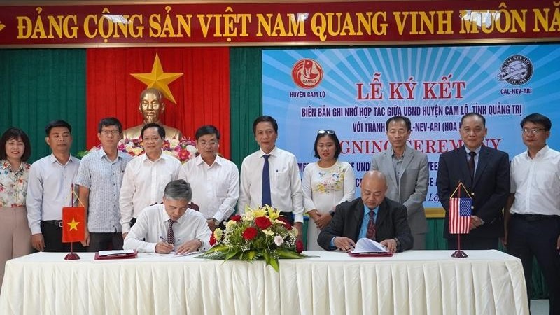 Cérémonie de signature du mémorandum de coopération entre la ville de Cal-Nev-Ari et le district de Cam Lô. Photo : thoidai.com.vn.