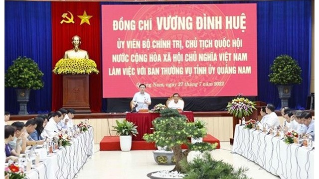 Le Président de l’Assemblée nationale vietnamienne, Vuong Dinh Huê, travaille avec la permanence du Comité provincial du Parti. Photo : VNA.