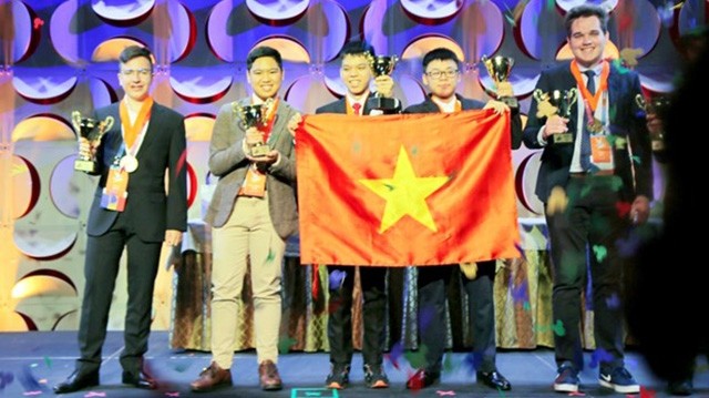 Les deux médailles d'or ont été attribuées à Bui Cong Minh, du collège et du lycée Nguyen Tat Thanh (Hanoï) et Nguyen Duy Phong, de l'Université des sciences et technologies de Hanoï (HUST) (au centre). Photo: hanoimoi.com.vn