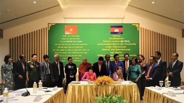 L'Association d'Amitié Vietnam - Cambodge et son homologue Cambode - Vietnam ont signé un accord de coopération pour la période 2022 - 2027. Photo : VNA. 