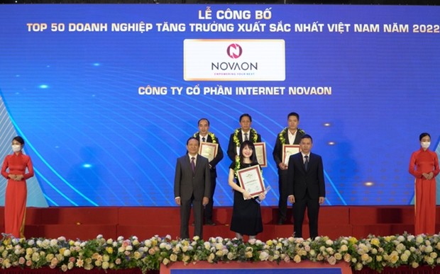 Hoàng Thi Thao, chef de l'exploitation de Novaon Tech (premier rang, milieu) reçoit le prix du Top 50 des entreprises à la plus forte croissance du Vietnam en 2022. Photo: VTV