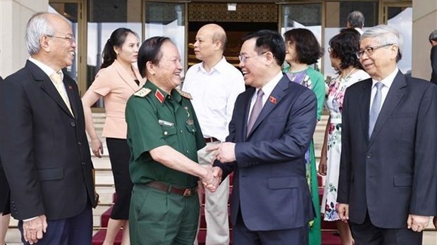 Le Président de l’Assemblée nationale, Vuong Dinh Huê (2e à partir de la droite, 1er plan) lors de la rencontre à Hanoi, le 2 août. Photo : VNA.