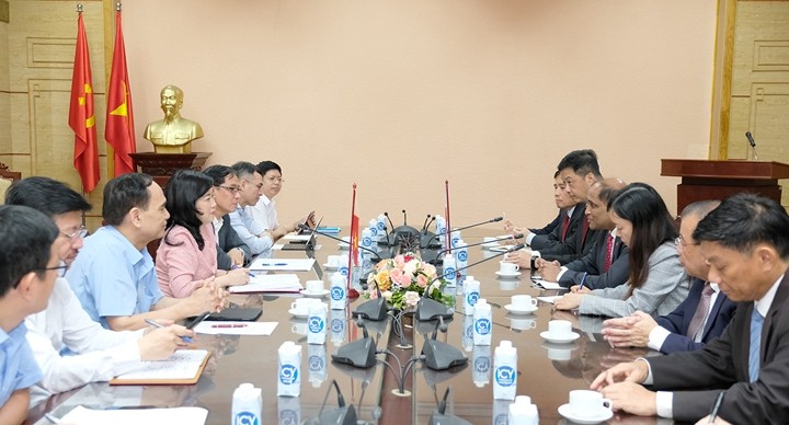 La ministre par intérim de la Santé, Dào Hông Lan, a eu une séance de travail avec l’ambassadeur singapourien au Vietnam, Jaya Ratnam. Photo : suckhoedoisong.