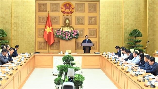Le PM Pham Minh Chinh (debout) prend la parole lors du dialogue avec les entreprises sud-coréennes à Hanoi, le 30 juillet. Photo : Trân Hai/NDEL.