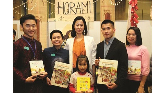 Hanh Nguyên-Schwanke (au centre) lors d’une présentation des livres de la Maison d’édition Horami en Allemagne. Photo : ST/CVN.