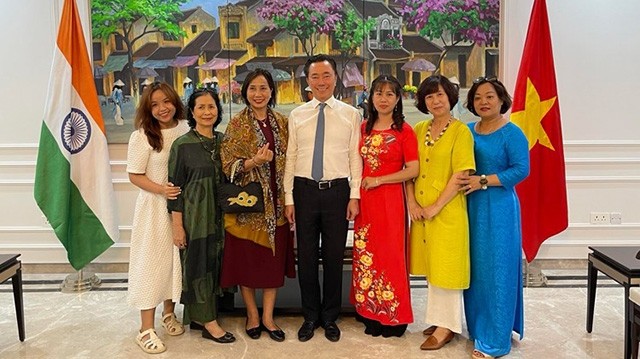 L'ambassadeur du Vietnam en Inde, Pham Sanh Chau (au milieu), et la délégation vietnamienne. Photo: congthuong.vn
