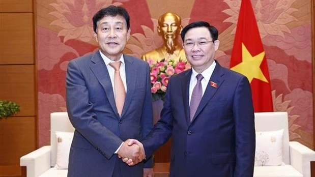 Le Président de l'Assemblée nationale du Vietnam, Vuong Dinh Huê (à droite) serre la main du président du Comité de stratégie mondiale de Hana, Kim Jung Tai. Photo : VNA.