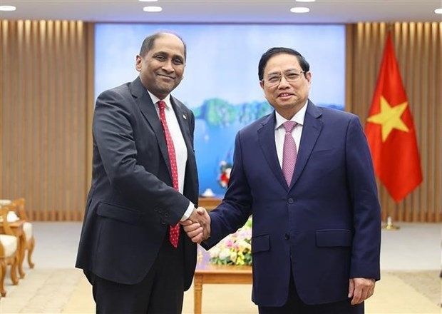 Le Premier ministre Pham Minh Chinh (à droite) et l'ambassadeur de Singapour au Vietnam, Jaya Ratnam. Photo : VNA.