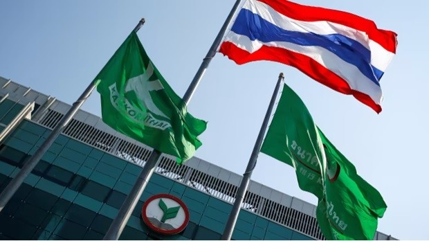 Le drapeau national de la Thaïlande et le drapeau de Kasikornbank. Photo : Reuters