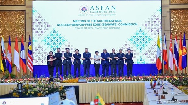 Le ministre vietnamien des Affaires étrangères, Bùi Thanh Son avec ses homologues de l’ASEAN lors de la réunion de la Commission du traité sur la SEANWFZ à Phnom Penh, au Cambodge. Photo : VNA.