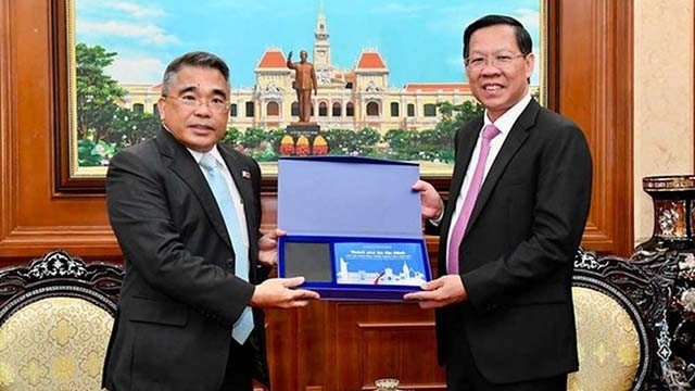 Le président du Comité populaire de Hô Chi Minh-Ville, Phan Van Mai (à droite) et l'ambassadeur des Philippines au Vietnam, Meynardo LB. Montealegre. Photo : sggp.org.vn.
