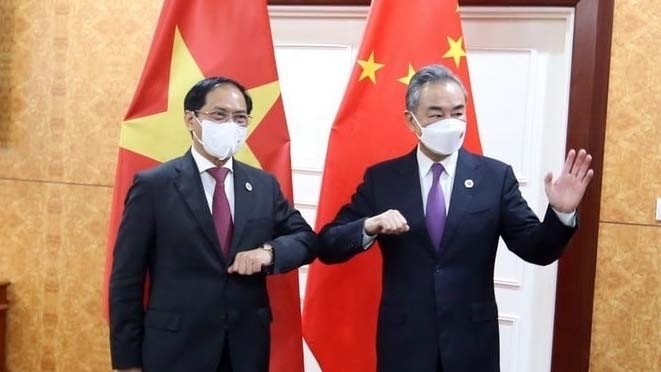 Le ministre vietnamien des Affaires étrangères , Bùi Thanh Son (à gauche) et le conseiller d'État et ministre chinois des Affaires étrangères, Wang Yi. Photo : VOV.