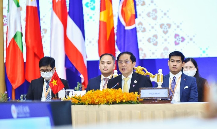 Le ministre des Affaires étrangères, Bui Thanh Son, prend la parole lors de la conférence des ministres des Affaires étrangères ASEAN – République de Corée.. Photo : baoquocte.
