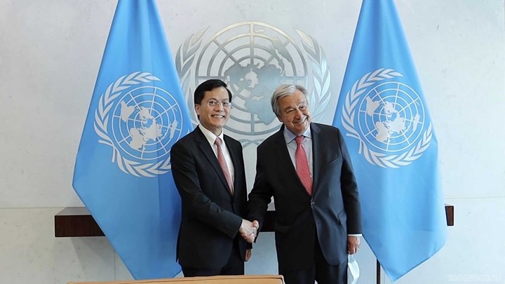 Le vice-ministre des Affaires étrangères, Hà Kim Ngoc (à gauche), et le secrétaire général des Nations Unies, Antonio Guterres. Photo : baoquocte.