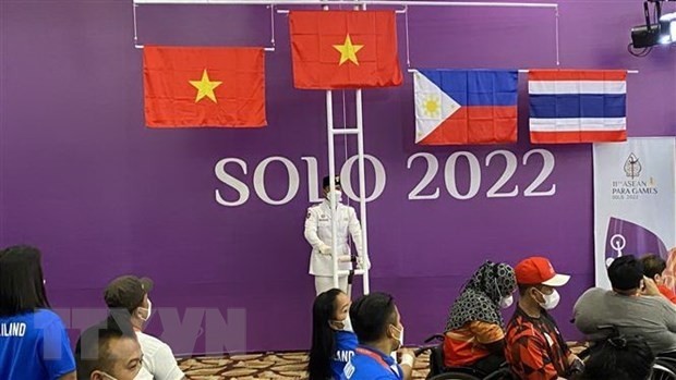 Le drapeau vietnamien est hissé lors de la cérémonie de remise des médailles de l'épreuve d'haltérophilie des 54 kg. Photo: VNA
