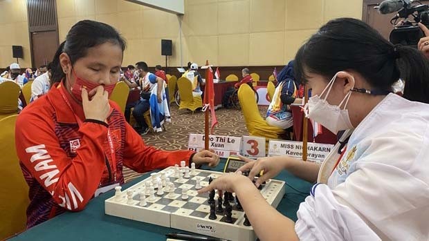 Dào Thi Lê Xuân affronte un Thaïlandaise lors d'un match de qualification d'échecs standard le matin du 31 juillet dans la ville indonésienne de Surakarta dans le cadre des 11es ASEAN Para Games. Photo: VNA