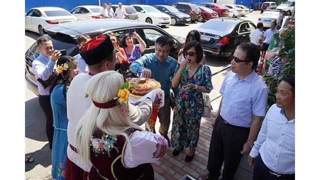 L'ambassadeur du Vietnam en Russie visite un établissement commercial vietnamien à Krasnodar. Photo : VNA