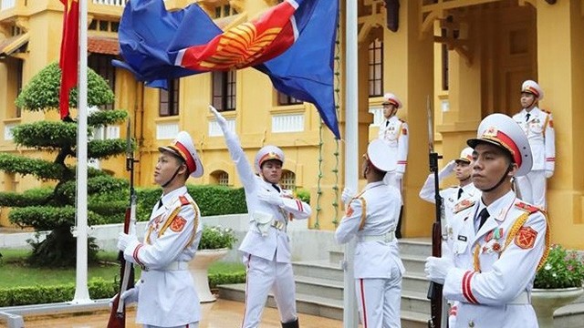 Cérémonie de lever du drapeau de l'ASEAN à Hanoï à l'occasion du 53e anniversaire de la fondation de l'ASEAN (8 août 1967 - 2020) et du 25e anniversaire de l'adhésion officielle du Vietnam à cette organisation (28 juillet 1995 - 2020). Photo : VNA.