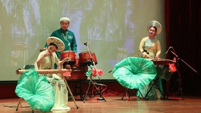 Une performance artistique d'artistes vietnamiens après la cérémonie d'ouverture de la Semaine culturelle du Vietnam au Cambodge. Photo : NDEL.
