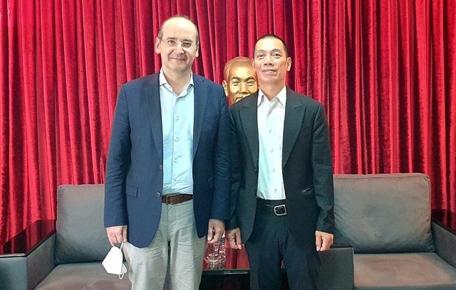 L’ambassadeur vietnamien, Dô Son Hai (à droite) et l’ambassadeur de Turquie au Vietnam, Haldun Tekneci. Photo : baoquocte.vn.