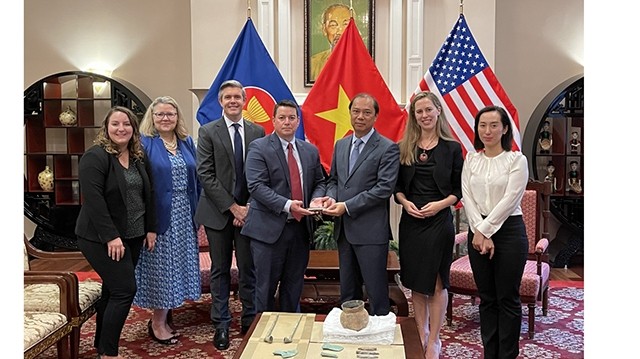 L'ambassadeur Nguyên Quôc Dung reçoit des objets culturels du représentant de FBI en présence de représentants du Département d'État américain et du Département de la sécurité intérieure. Photo : VOV.