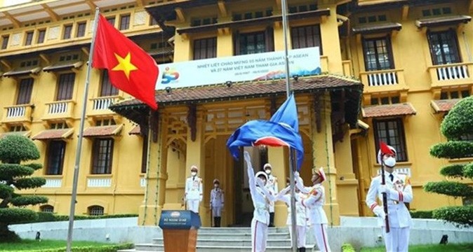 Cérémonie de levée du drapeau marquant le 55e anniversaire de l'ASEAN. Photo: VNA