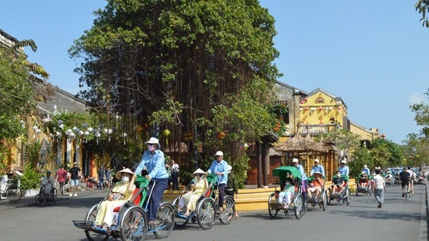Les touristes dans la vieille ville de Hôi An. Photo : thanhnien.vn